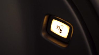 Denver, Colorado, ABD-5 Mayıs 2024-Bu görüntü Tesla Siber Kamyonları 'nın ön bagajının düzgün ve işlevsel tasarımını gösteriyor. Kompartımanda uzun ömürlü bir fütüristik açısal tasarım yer alıyor.