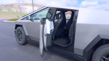 Denver, Colorado, ABD-5 Mayıs 2024-A sürücü perspektifi Tesla Cybertruck içinde geniş, minimalist iç vurgulanıyor dokunmatik ekran ve fütüristik direksiyon, set