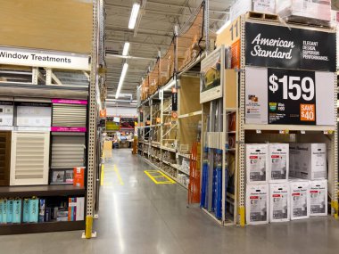 Broomfield, Colorado, ABD-24 Ağustos 2024, Home Depot mağazası koridorunun geniş bir görüntüsü, düzgünce düzenlenmiş raflar ev geliştirme ürünleriyle dolu. Resim bölümler için işaretleri yakalar