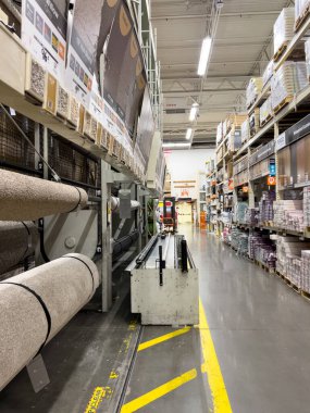 Broomfield, Colorado, ABD-24 Ağustos 2024, Home Depot mağazası koridorunun geniş bir görüntüsü, düzgünce düzenlenmiş raflar ev geliştirme ürünleriyle dolu. Resim bölümler için işaretleri yakalar