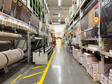 Broomfield, Colorado, ABD-24 Ağustos 2024, Home Depot mağazası koridorunun geniş bir görüntüsü, düzgünce düzenlenmiş raflar ev geliştirme ürünleriyle dolu. Resim bölümler için işaretleri yakalar