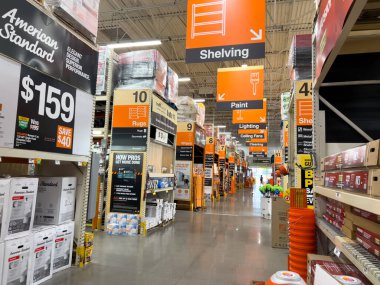 Broomfield, Colorado, ABD-24 Ağustos 2024, Home Depot mağazası koridorunun geniş bir görüntüsü, düzgünce düzenlenmiş raflar ev geliştirme ürünleriyle dolu. Resim bölümler için işaretleri yakalar