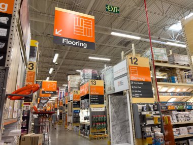 Broomfield, Colorado, ABD-24 Ağustos 2024, Home Depot mağazası koridorunun geniş bir görüntüsü, düzgünce düzenlenmiş raflar ev geliştirme ürünleriyle dolu. Resim bölümler için işaretleri yakalar