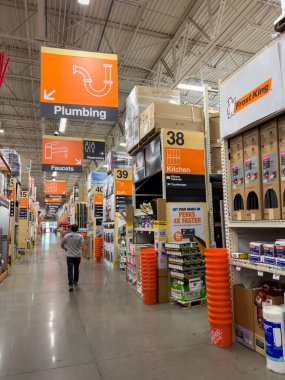 Süpürge, Colorado, ABD-1 Eylül 2024-Bir ev geliştirme mağazası içinde iyi organize edilmiş manzara, tesisat, donanım ve aletlere adanmış koridorlar. Parlak turuncu tabela asılı