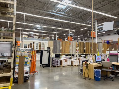 Süpürge, Colorado, ABD-1 Eylül 2024-Bir ev geliştirme mağazası içinde iyi organize edilmiş manzara, tesisat, donanım ve aletlere adanmış koridorlar. Parlak turuncu tabela asılı