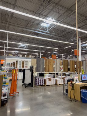 Süpürge, Colorado, ABD-1 Eylül 2024-Bir ev geliştirme mağazası içinde iyi organize edilmiş manzara, tesisat, donanım ve aletlere adanmış koridorlar. Parlak turuncu tabela asılı