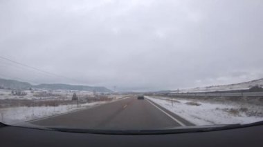 Denver, Colorado, ABD-26 Ocak 2024 - Karlı bir günde Denver 'dan Colorado Springs' e olan yolculuk devam ederken karla kaplı çam ağaçları I-25 'le huzurlu bir sürüş davet ediyor..