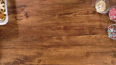 Düz yatıyordu. Yıldız şeklinde kurabiyeler hazırlıyorum, çikolataya yarı daldırılmış, bayram için naneli çikolata parçacıkları ile aksanlı..