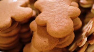 Zencefilli kurabiye sandviçi ve yumurta likörlü tereyağı. Noel hediyesi olarak sade bir ahşap masada sunuluyor..