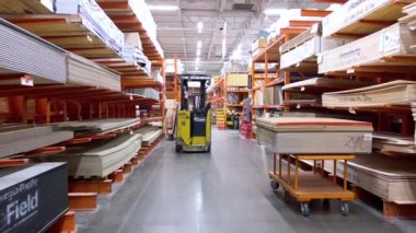 Castle Rock, Colorado, ABD-14 Mart 2024 - Bir ev geliştirme mağazasının parlak, düzenli koridoru, etkin bir forklift stoklama malzemesi ile, verimlilik ve geniş seçim