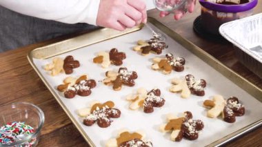 Yıldız şeklinde kurabiyeler hazırlıyorum, çikolataya yarı daldırılmış, bayram için naneli çikolata parçacıkları ile aksanlı..