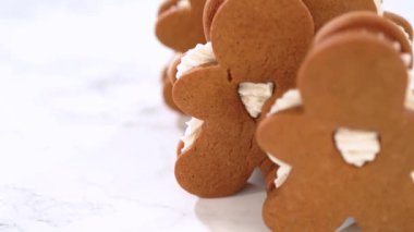 Yumurtalı tereyağlı zencefilli kurabiyeler dikkat çekiyor. Renkleri yumurta likörü kremasını nazik bir arkaplanda tamamlıyor. Bu şenlikli ziyafetler ev yapımı bir cazibe yayıyor..