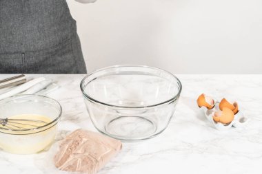 El çırpma makinesiyle, malzemeler cam karıştırma kabında ustalıkla karıştırılarak nefis bir çikolatalı kek elde ediliyor..