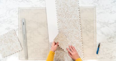 Kabuk soyma ve köpük tahtaya mozaik fayanslar yapıştırma sürecinde, yemek fotoğrafçılığı stüdyolarını estetik olarak geliştirmek için mükemmel..