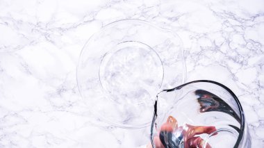 Düz yatıyordu. İçi su dolu geniş bir cam karıştırma kabı olgun çilekleri nazikçe temizlemek için hazır bekliyor. Kurumadan ya da depolamadan önce el değmemiş olduklarından emin olmak için..