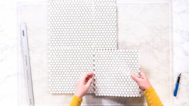 Düz yatıyordu. Kabuk soyma ve köpük tahtaya mozaik fayanslar yapıştırma sürecinde, yemek fotoğrafçılığı stüdyolarını estetik olarak geliştirmek için mükemmel..