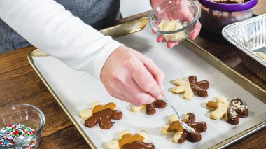 Çikolataya batırılmış ve çeşitli malzemeler serpiştirilmiş yıldız şeklinde tatil kurabiyeleri..