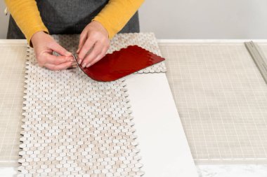 Kabuk soyma ve köpük tahtaya mozaik fayanslar yapıştırma sürecinde, yemek fotoğrafçılığı stüdyolarını estetik olarak geliştirmek için mükemmel..