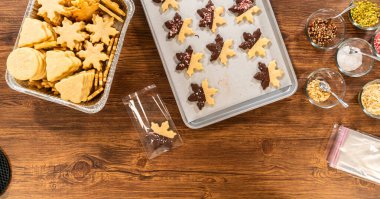 Yıldız şeklinde kurabiyeler hazırlıyorum, çikolataya yarı daldırılmış, bayram için naneli çikolata parçacıkları ile aksanlı..