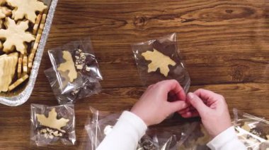 Düz yatıyordu. Dikkatlice paketlenmiş Noel kurabiyeleri, çikolataya batırılmış ve şeffaf selofan ambalajla sunulmuş, bayram hediyesi olarak mükemmel..