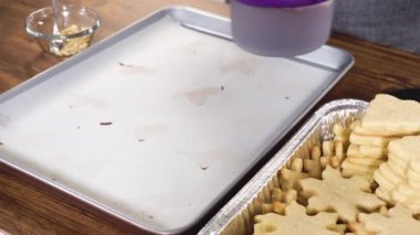 Yıldız şeklinde kurabiyeler hazırlıyorum, çikolataya yarı daldırılmış, bayram için naneli çikolata parçacıkları ile aksanlı..