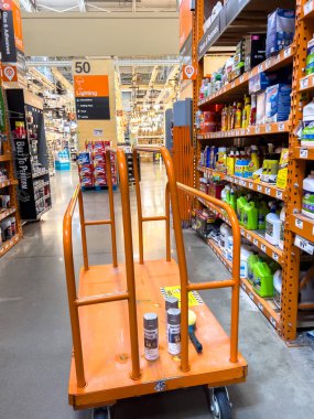 Broomfield, Colorado, ABD-22 Eylül 2024 nalbur dükkanının boya, ışıklandırma ve raf malzemeleri sergilenen koridorlarının manzarası. Parlak tabela müşterileri çeşitli ev geliştirme ürünlerine yönlendirir.