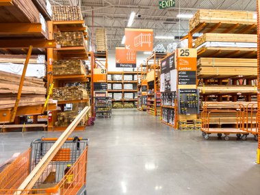 Broomfield, Colorado, ABD-22 Eylül 2024 nalbur koridorunda istiflenmiş kereste ve eskrim malzemeleri var. Kereste bölümünden geçen el arabaları ve tabela müşterileri.