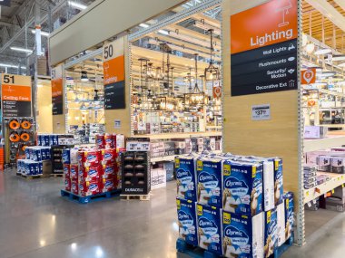 Broomfield, Colorado, ABD-22 Eylül 2024 - Bir hırdavatçı dükkanının ışıklandırma koridorunda tavan vantilatörleri, lambalar ve çeşitli ışıklandırma seçenekleri sergileniyor. Parlak endüstriyel aydınlatma rafları aydınlatıyor