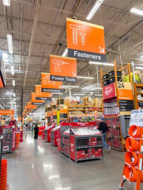 Broomfield, Colorado, ABD-22 Eylül 2024 nalbur reyonu. Bağlayıcılar, elektrikli aletler ve otomotiv malzemeleri bölümleriyle dolu. Parlak tabela müşterileri yönlendirirken, raflar ve ekranlar