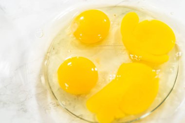 Ağız sulandırıcı ev yapımı balkabağı pastası için büyük bir karıştırma kabında ustalıkla harmanlanmış malzemelerin yakın çekimi..