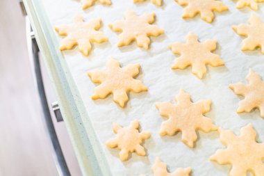 Lezzetli kar tanesi şeklindeki kurabiyeleri pişirdikten sonra soğutarak onları Noel hediyelerine hazırlamak..