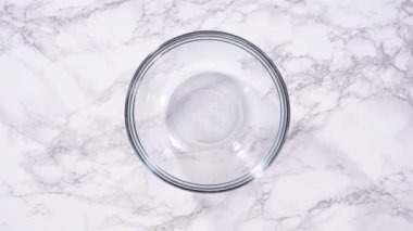 Çilekler, yeni yıkanmış ve kurutulmuş, cam bir kasede güzelce depolanmış kağıt havluyla kaplanmış ve tazeliği korumak için plastikle kaplanmış..