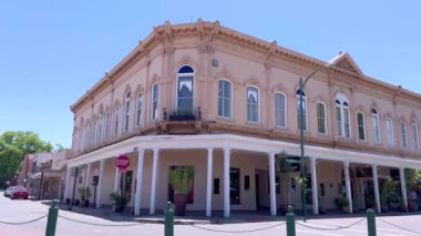 Santa Fe, New Mexico, 1 Haziran 2024 tarihi şehir merkezinin ana meydanı. Geleneksel kerpiç binaları, canlı dükkanlar ve yayalar güneşli bir günün keyfini çıkarıyorlar..