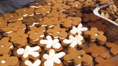 Zencefilli kurabiye sandviçi ve yumurta likörlü tereyağı. Noel hediyesi olarak sade bir ahşap masada sunuluyor..