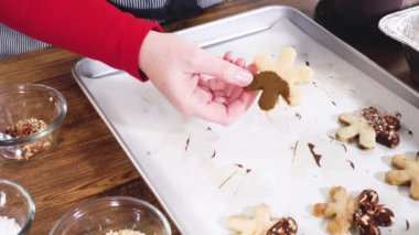 Yıldız şeklinde kurabiyeler hazırlıyorum, çikolataya yarı daldırılmış, bayram için naneli çikolata parçacıkları ile aksanlı..