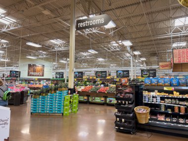 Broomfield, Colorado, ABD-4 Ekim 2024-A ferah bir markette taze meyve ve sebzelerle dolu iyi organize edilmiş bir ürün bölümü sergileniyor. Tavanda bir tuvalet tabelası asılı, yol gösteriyor.