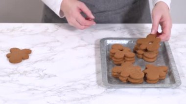 Zencefilli kurabiyeler, kalp şeklinde kesilmiş zencefilli bir adam, mermer bir tezgahın karşısında kırsal metal bir tepside dinleniyor..