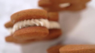 Yumurtalı tereyağlı zencefilli kurabiyeler dikkat çekiyor. Renkleri yumurta likörü kremasını nazik bir arkaplanda tamamlıyor. Bu şenlikli ziyafetler ev yapımı bir cazibe yayıyor..