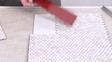 Kabuk soyma ve köpük tahtaya mozaik fayanslar yapıştırma sürecinde, yemek fotoğrafçılığı stüdyolarını estetik olarak geliştirmek için mükemmel..