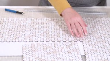 Kabuk soyma ve köpük tahtaya mozaik fayanslar yapıştırma sürecinde, yemek fotoğrafçılığı stüdyolarını estetik olarak geliştirmek için mükemmel..