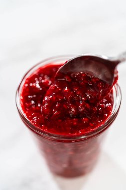 Taze yapılmış ahududu keki dikkatlice cam bir kavanoza doldurulur. Her türlü tatlıya meyveli bir tat katmak için kullanılmaya hazırdır..