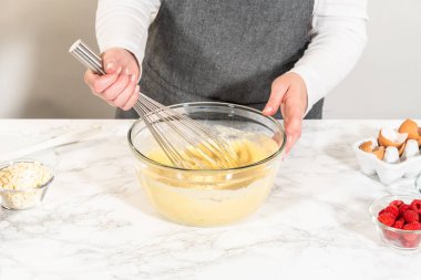 Bir çırpma makinesiyle, ölçülen malzemeler bir araya gelir. Pasta hamurunu bu lezzetli keke hazırlamak için ustalıkla karıştırılır..