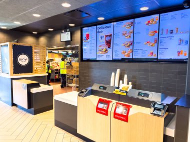 Broomfield, Colorado, ABD-20 Ekim 2024 McDonald restoranının dijital menü panoları, self-servis büfeleri ve oturma alanı olan bir restoranı. Temiz ve modern kurulum kolaylığı ve müşteriyi artırır