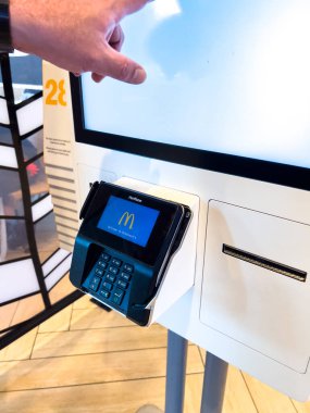 Broomfield, Colorado, ABD-20 Ekim 2024, McDonald 'ın kendi sipariş ettiği büfeyle etkileşime giren bir müşterinin yakın çekim görüntüsü. Dokunma ekranı çeşitli menü seçenekleri ve ödeme ayrıntılarını gösterir