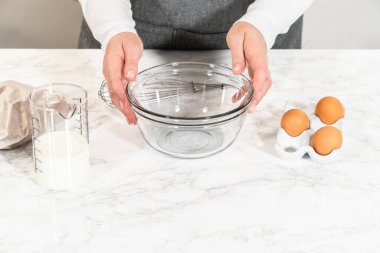 Ağız sulandıran çikolatalı kekler yapma sürecinde ilk adım, mükemmel hamur makinesini yapmak için malzemeleri titizlikle karıştırmayı içerir..