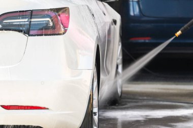 Banliyö yolunda elektrikli bir arabayı etkin bir şekilde temizlemek, eko-bilinci pratiklikle birleştirmek..