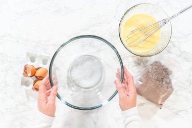 Düz yatıyordu. Ağız sulandıran çikolatalı kekler yapma sürecinde ilk adım, mükemmel hamur makinesini yapmak için malzemeleri titizlikle karıştırmayı içerir..