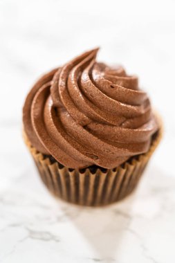 Tek bir çikolatalı kek, mutfak tezgahına nazikçe oturur ve tat alma duyunuzu cezbeder..