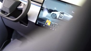 Denver, Colorado, ABD-5 Mayıs 2024 - Tesla Cybertruck 'ın içi bu resimde vurgulandı, geniş dokunmatik ekranı ve kendine özgü dokunmatik göstergesi ile modern ve minimalist gösterge panelini gösteriyor