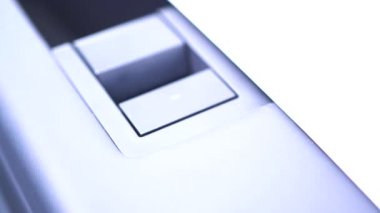 Denver, Colorado, ABD-5 Mayıs 2024-Bu resim bir Tesla Siber Kamyonu içindeki kapı açma mekanizmasını sergiliyor, modern, minimalist tasarımını ve parlak metalik kaplamasını vurguluyor,